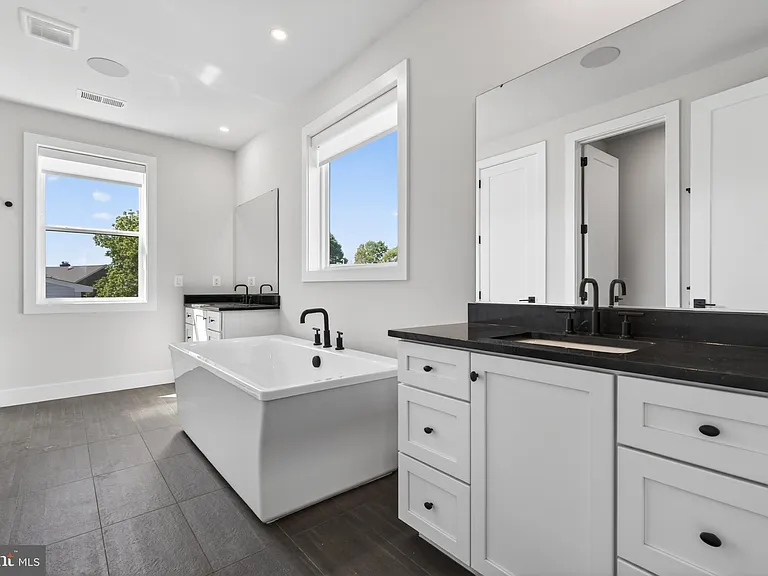 881 N Manchester St — Photo 34