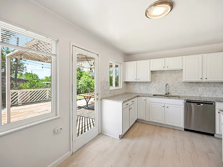 2400 Valley View Dr — Photo 10