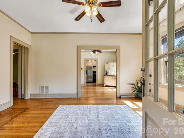 220 W 8th St, Newton, NC 28658