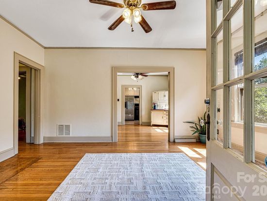 220 W 8th St, Newton, NC 28658