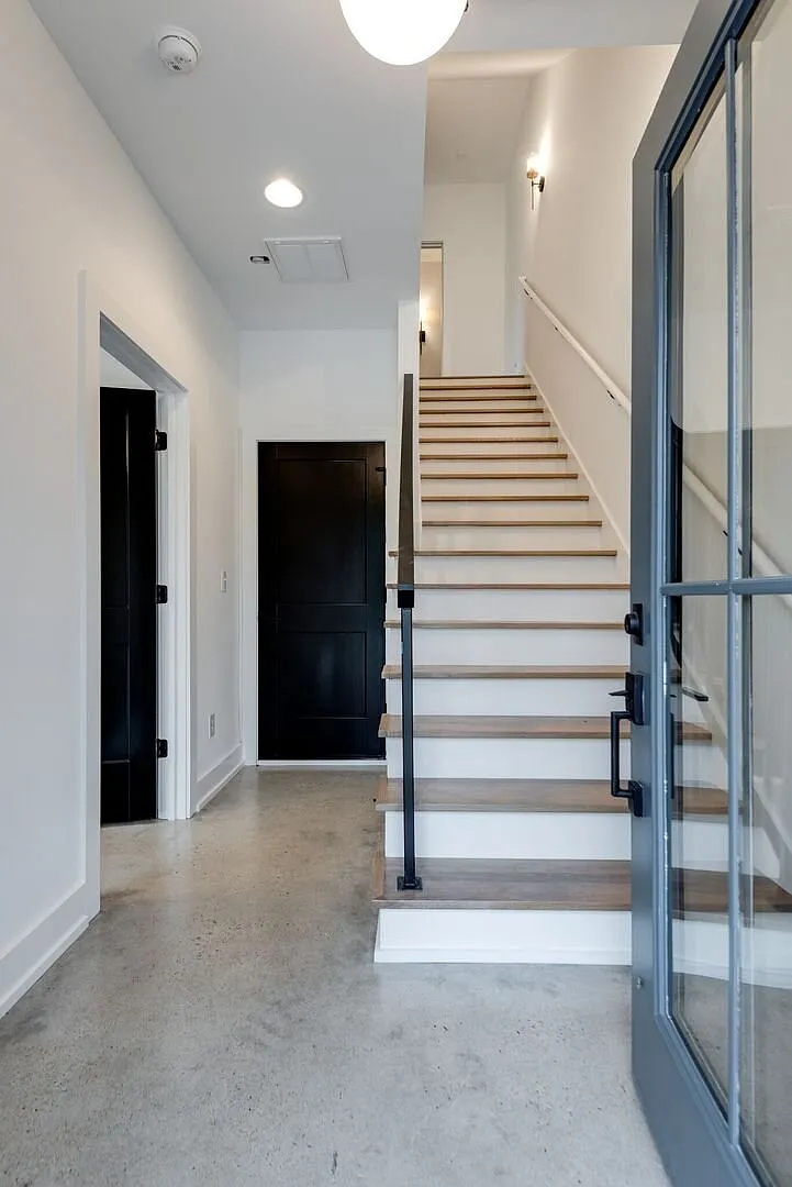 862 W Sharpe Ave — Photo 3