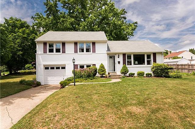 3 BR, 1.2 BA split on great lot in North Graylyn!