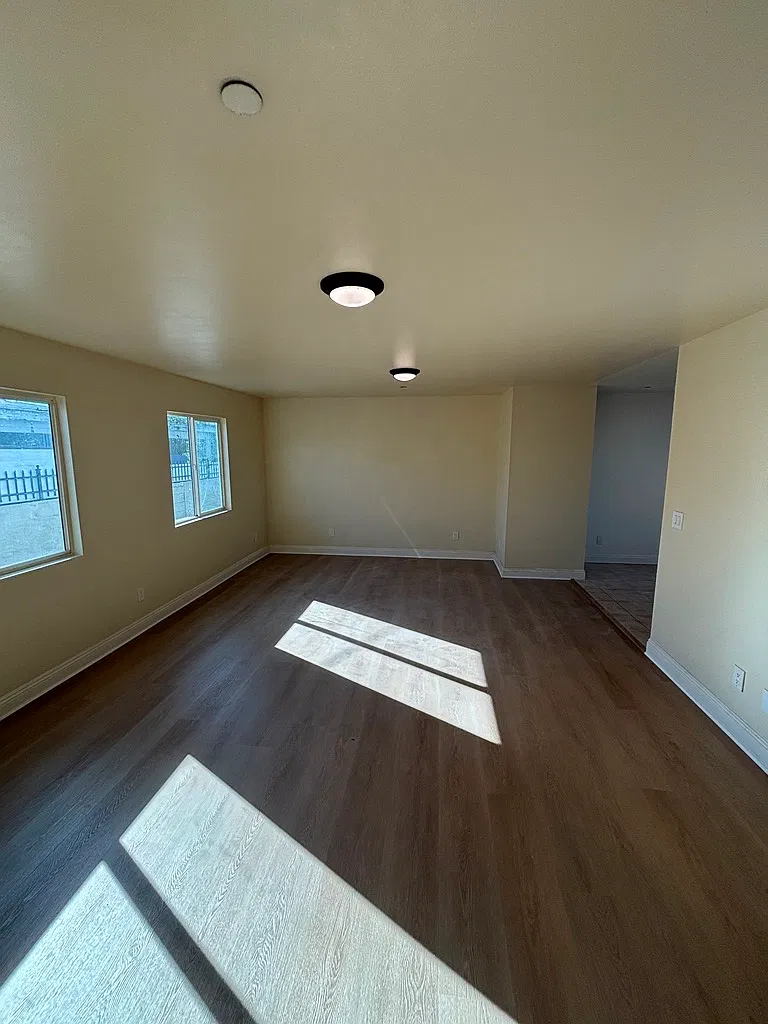 5 bed, 1753 sqft, $4,200 — Photo 3