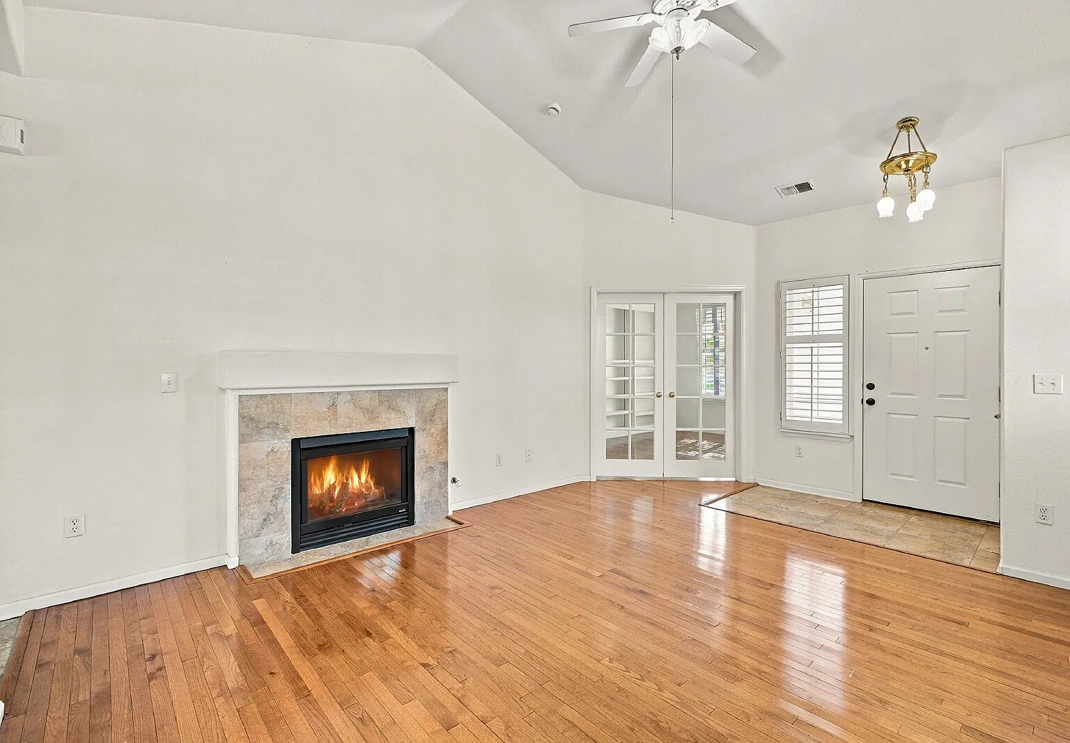 3 bed, 2.0 bath, 1294 sqft, $2,500 — Photo 3