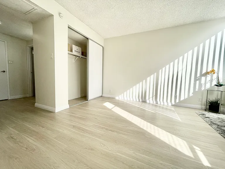 Occidental Towers Apartments — Photo 91