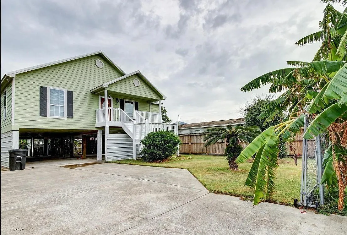 3 bed, 2.0 bath, 1408 sqft, $2,200 — Photo 1