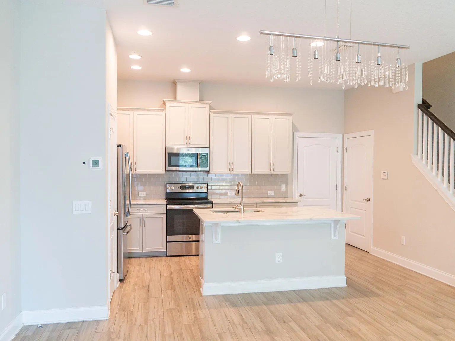 3 bed, 2.5 bath, 1612 sqft, $2,700 — Photo 2