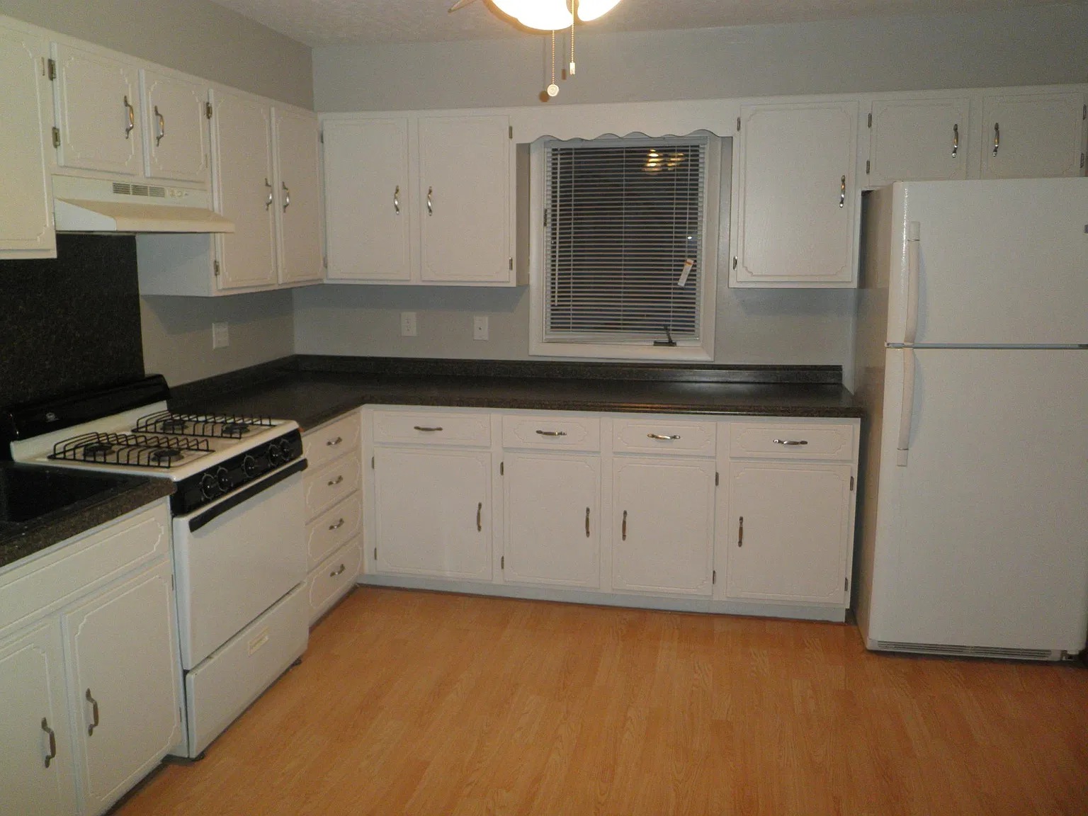 2 bed, 898 sqft, $1,300 — Photo 2