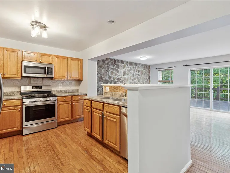 125 Vernon Ct — Photo 10