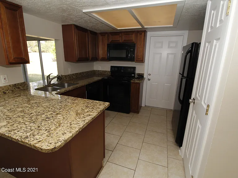 907 Commerce Rd SE — Photo 4