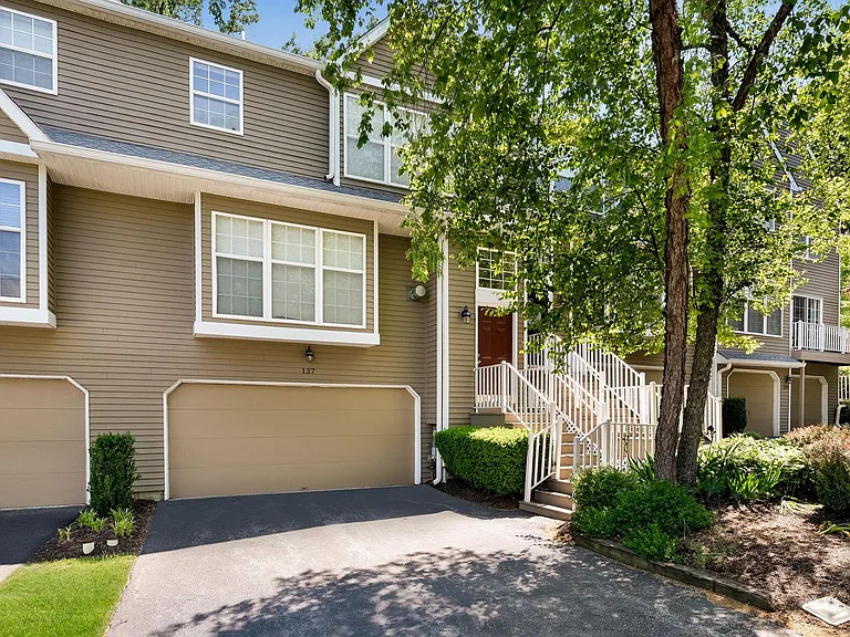137 Weybridge Dr — Photo 2