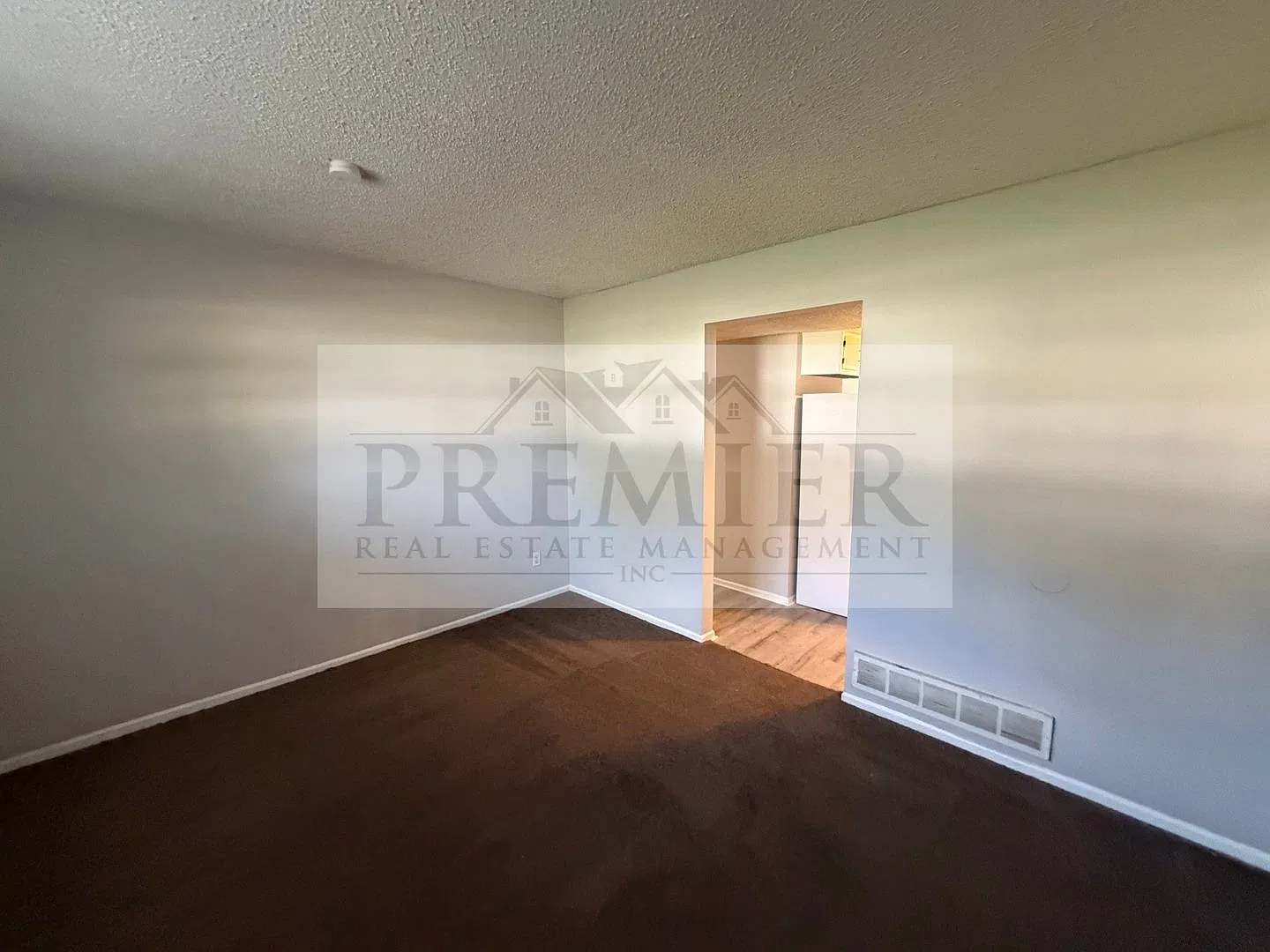 240 Kump Ave #A Bonner Springs/Clean 2 bd / 1 ba - Lower level - Fourplex - Bonner Springs KS Ren... — Photo 4