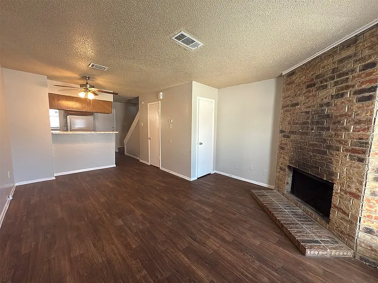 2250 Aspen Dr — Photo 2