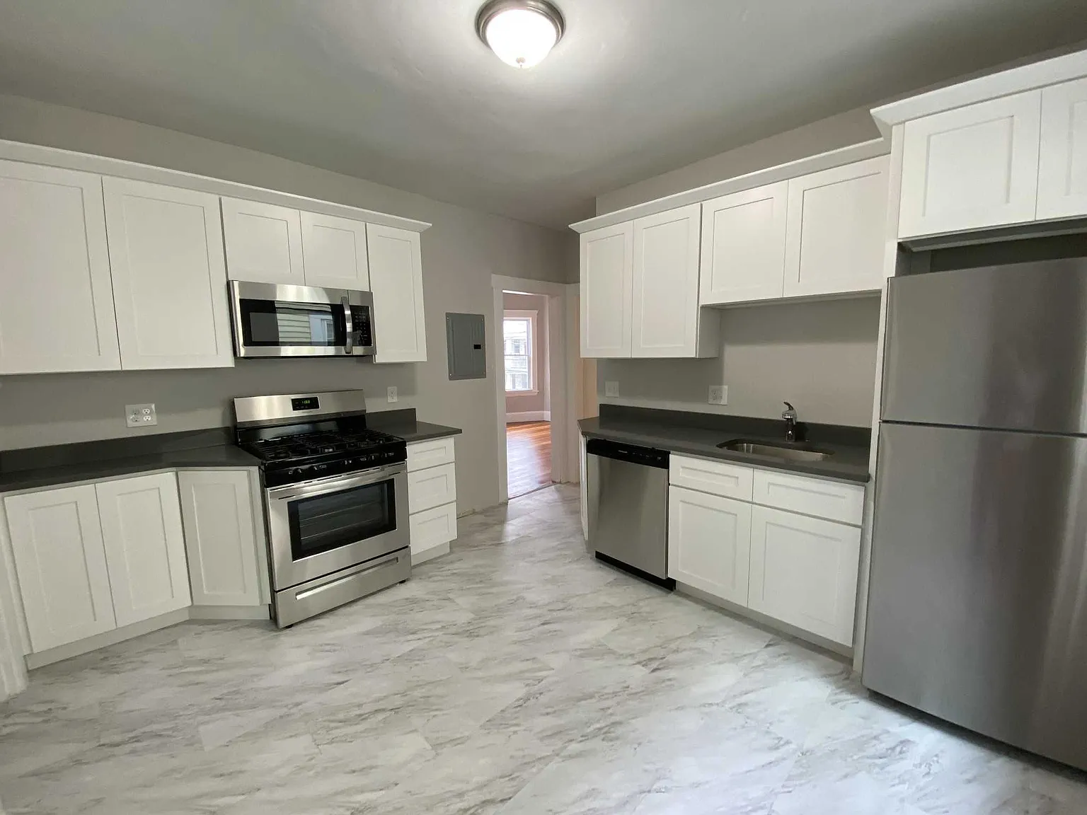 3 bed, $3,200 — Photo 4