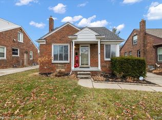 21553 Bournemouth St, Harper Woods, MI 48225