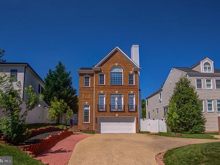 1628 Great Falls St — Photo 4
