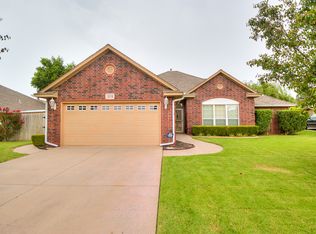 209 Rosewood St, Moore, OK 73160