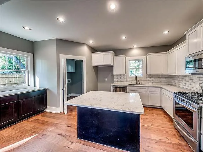 2213 N Shartel Ave — Photo 13