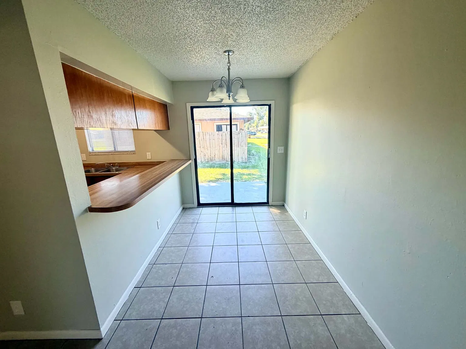 2 bed, 900 sqft, $1,050 — Photo 2