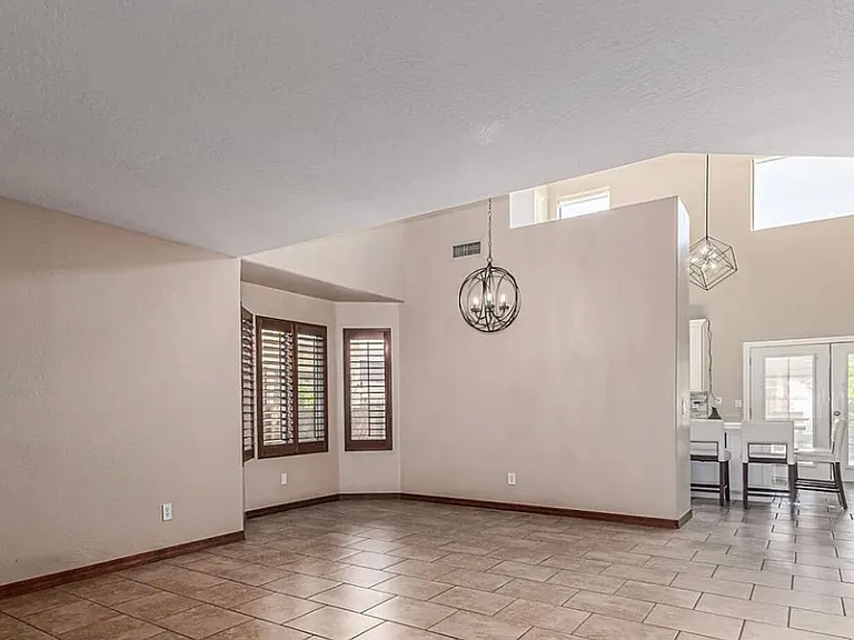 3519 E Tonto Dr — Photo 2