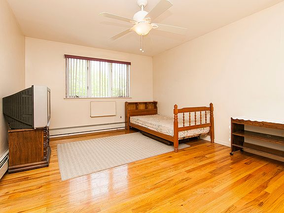 3rd image of 55 Dahlgren Pl APT 2A