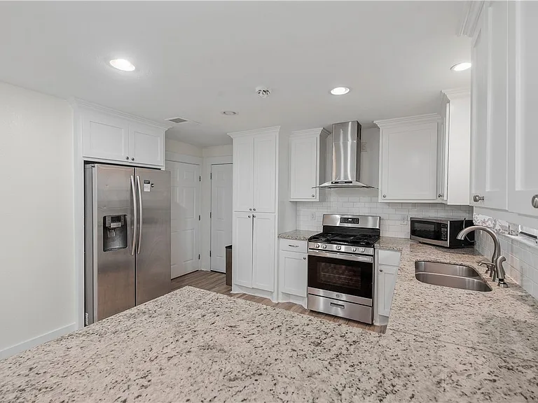 1510 Burt St — Photo 8