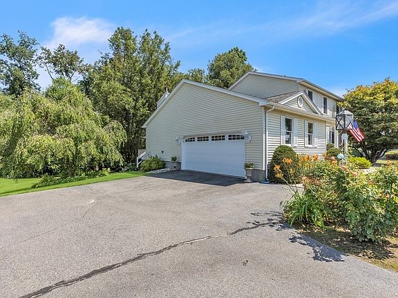 3rd image of 43 Hunters Greene Cir
