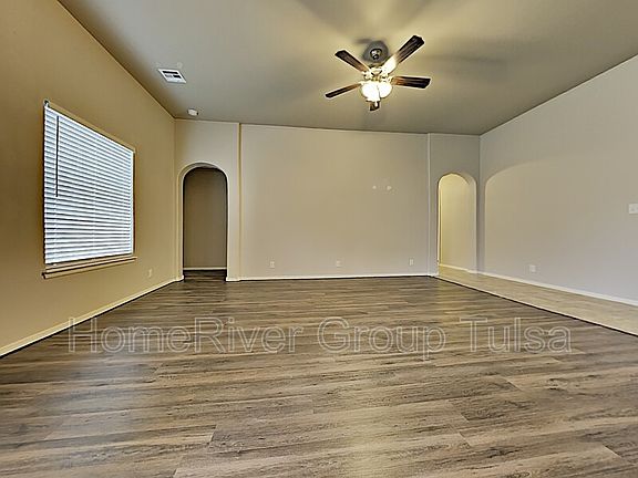 4th image of 2602 W Van Buren Ct