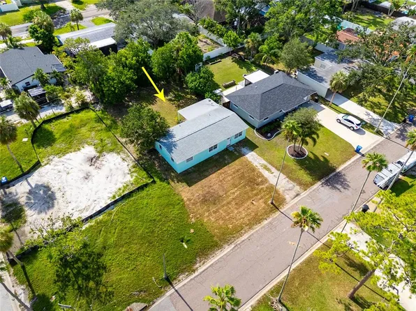 4235 Des Moines St NE, Saint Petersburg, FL 33703