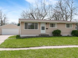 1075 Eisenhower Rd, Hiawatha, IA 52233