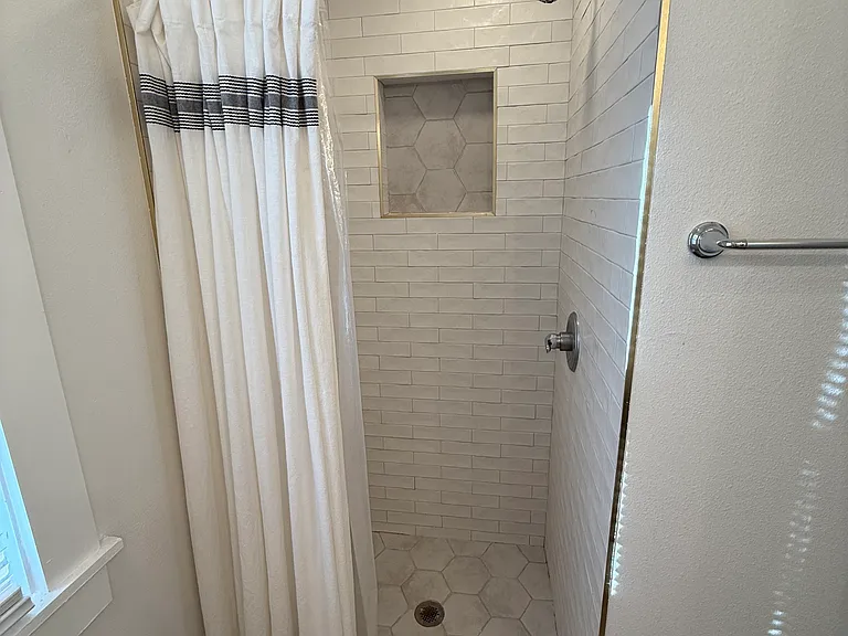 4624 Iris St N — Photo 12
