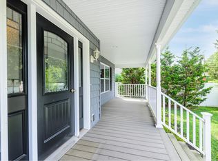 8 Bristol St, Huntington, NY 11743