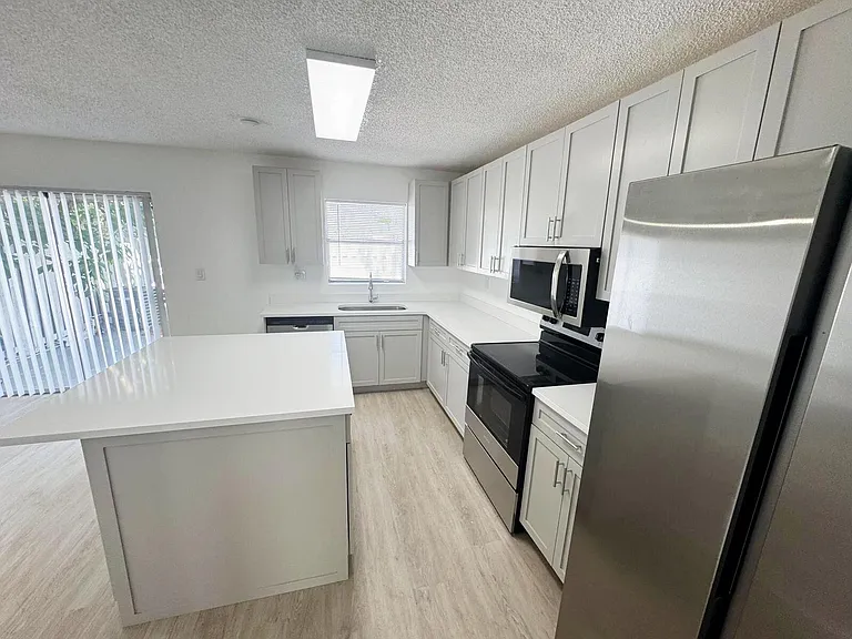 3920 Woodside Dr #14 — Photo 8