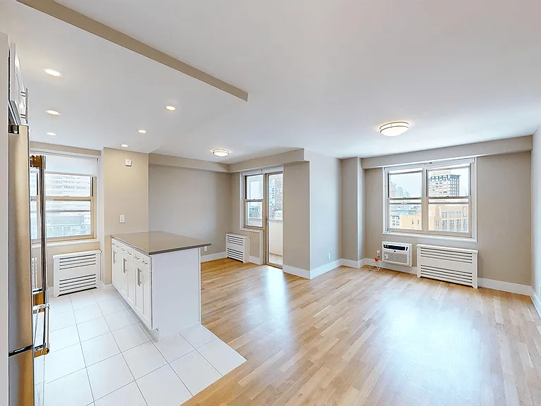 310 Greenwich St #20C — Photo 3
