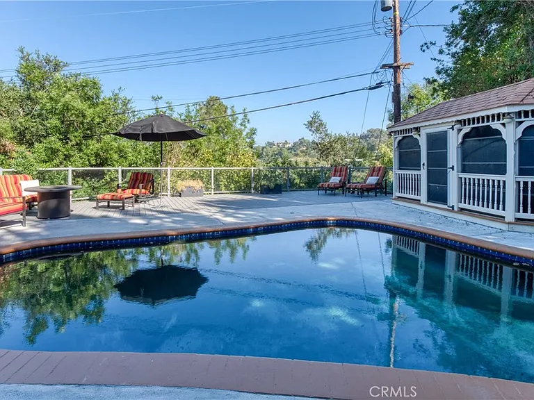 7796 Skyhill Dr — Photo 25