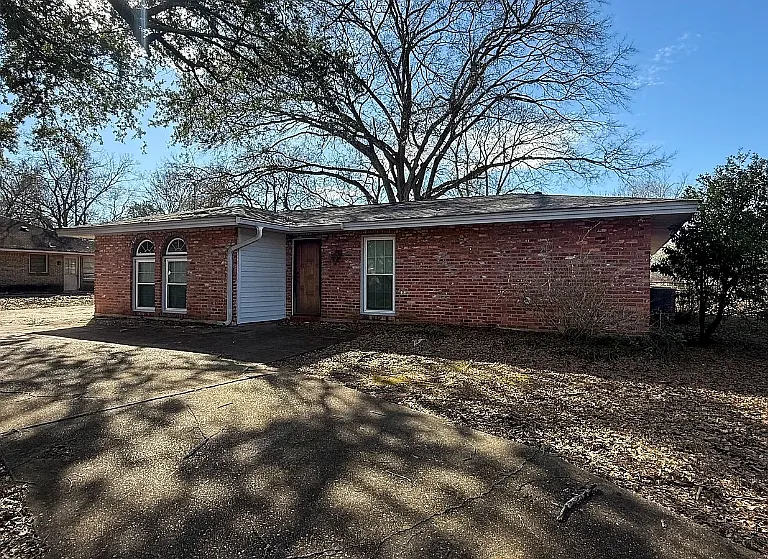 341 N Burbank Dr — Photo 1