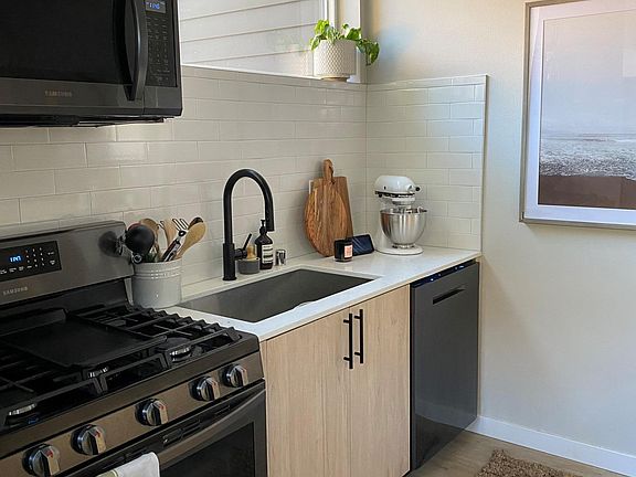 kitchen with gas appliances