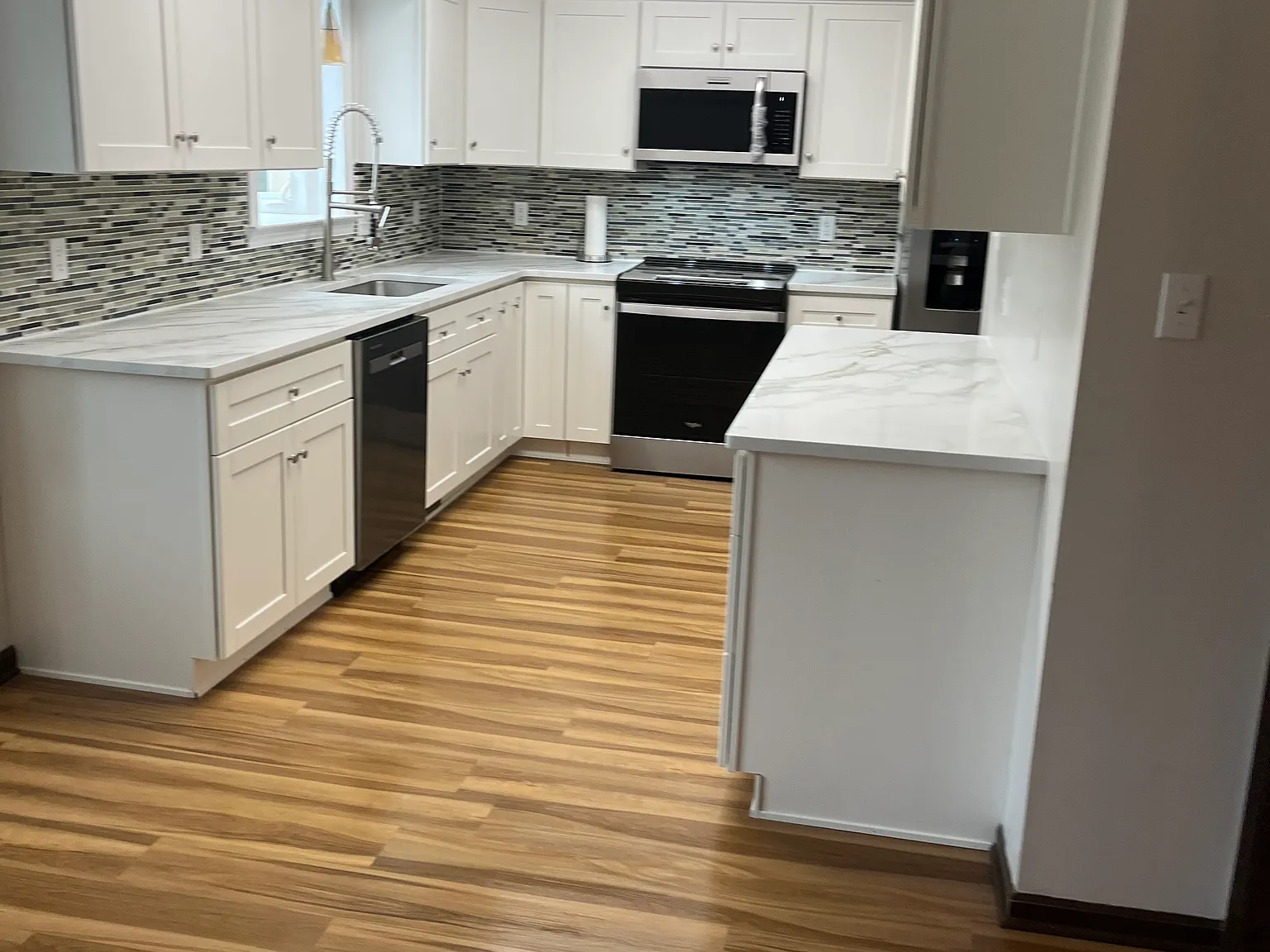 3 bed, 2.5 bath, 2702 sqft, $2,500 — Photo 4