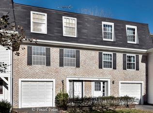 62 Hickory Ln, Cary, IL 60013