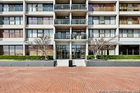 1st image of 450 W 7th St APT 207