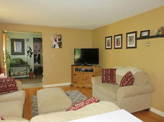 4th image of 27 Barden Cir