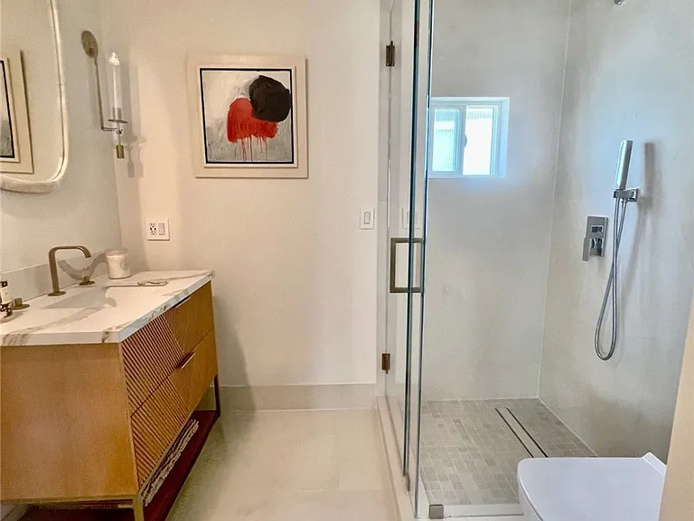 24 Saratoga — Photo 16