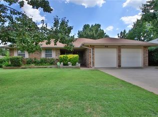 916 E Hills Dr, Moore, OK 73160