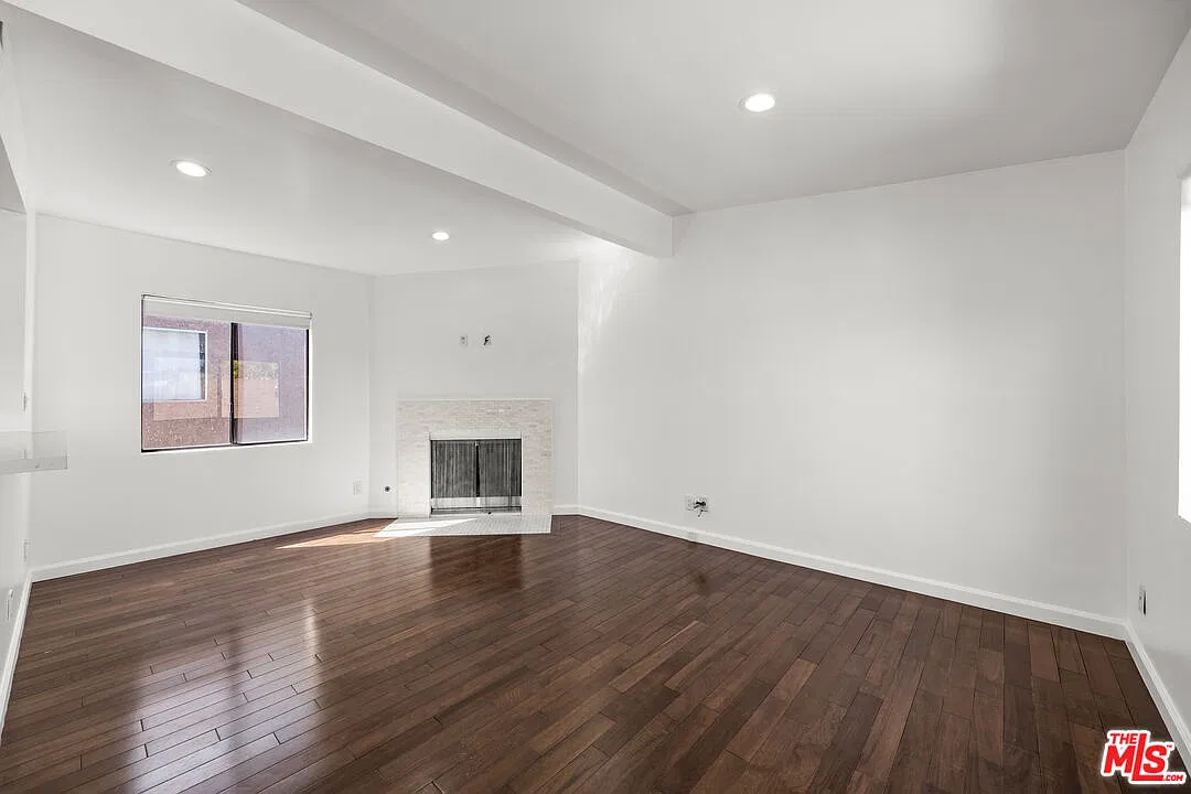 2 bed, 1.0 bath, 1018 sqft, $4,400 — Photo 2