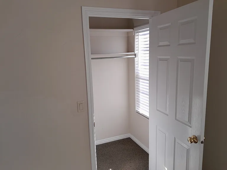 bed 1 closet