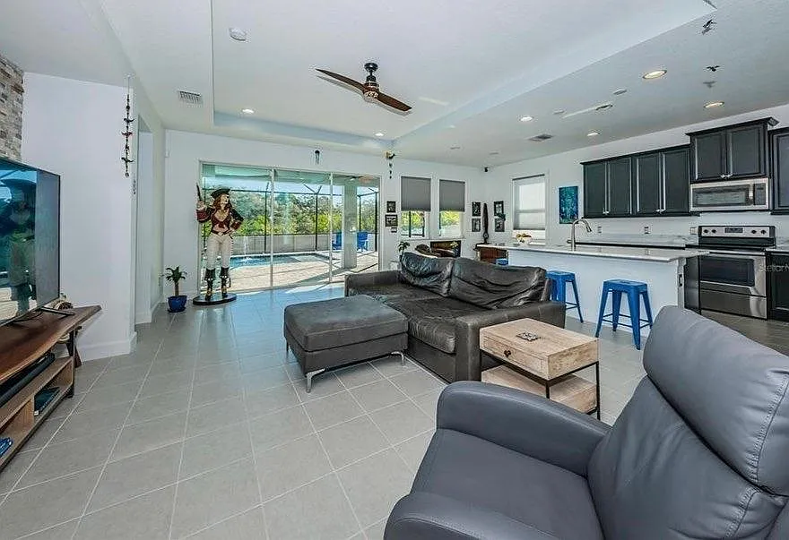 3 bed, 2010 sqft, $4,550 — Photo 4