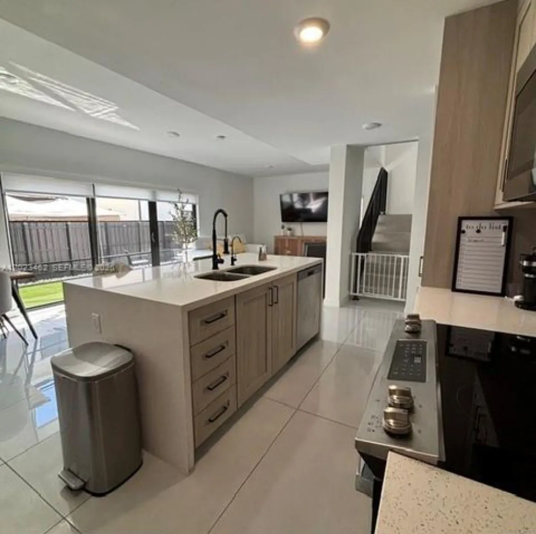 4 bed, 1810 sqft, $3,550 — Photo 2