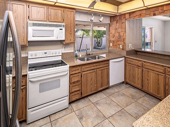3rd image of 5821 Antigua Blvd