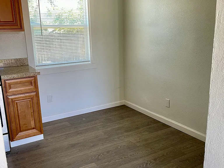 867 Edythe St — Photo 16