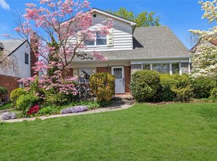 46 Peter Ln, New Hyde Park, NY 11040